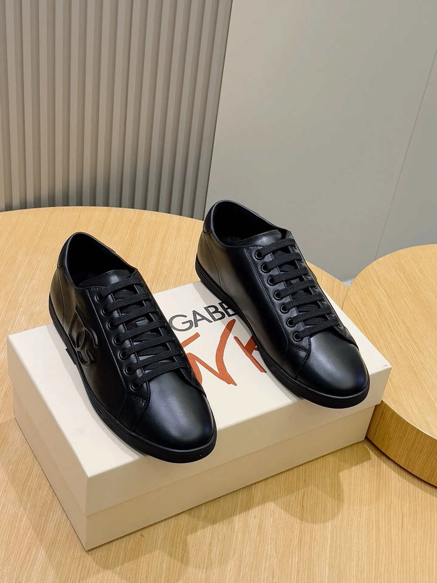 Men's Men's Shoes💰400 [New Style]🐏🐏DG men's calfskin sneakers Portofino Yacht shoes, simple and versatile design, unique saddle leather soles. The Dolce &G logo rear wing is the icing on the cake. Imported cowhide + rubber outsole Size: 39-44 (customized at 38.45)